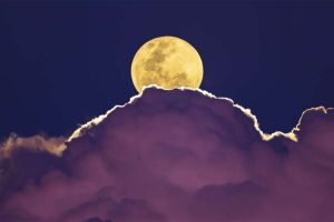 Lining of a cloud backlit by the moon